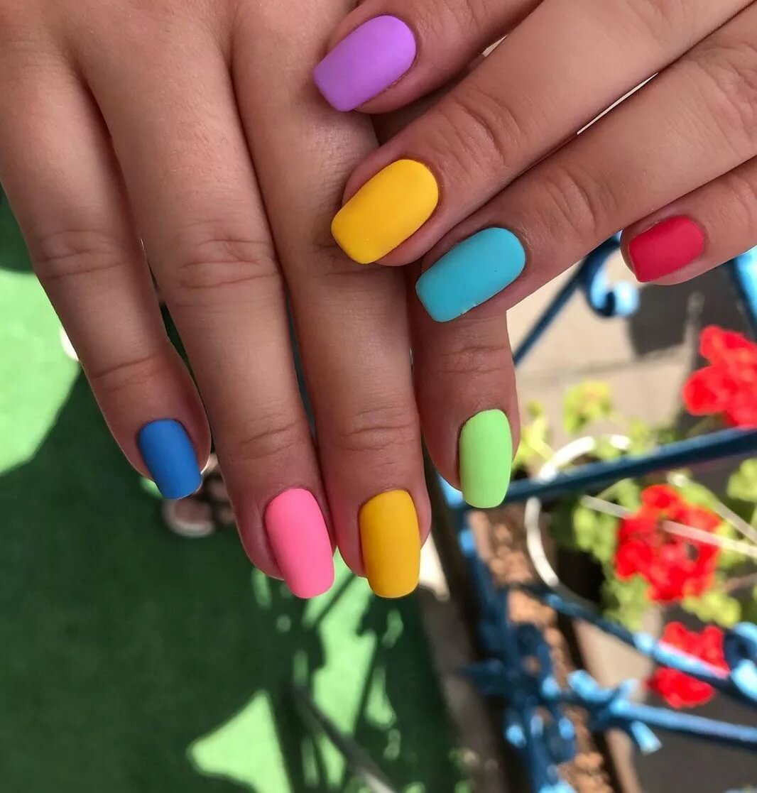 Цветной маникюр короткие ногти. Яркий маникюр. Разноцветные ногти. Ногти яркие летние. Л̥е̥т̥н̥и̥й̥ М̥а̥н̥е̥к̥.