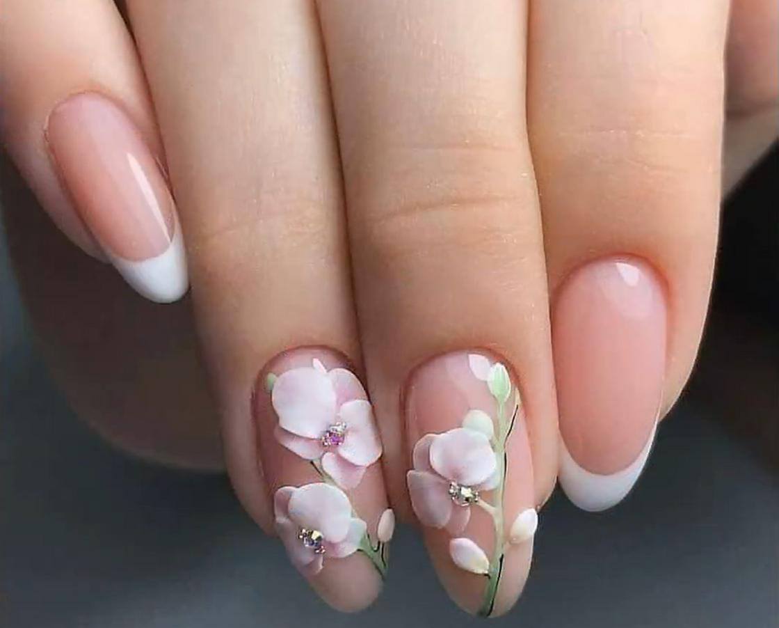 Весенний френч на ногтях 2024. Френ 2023. Ногти с цветочками. Ногти весенние нежные. Красивый маникюр с цветами.