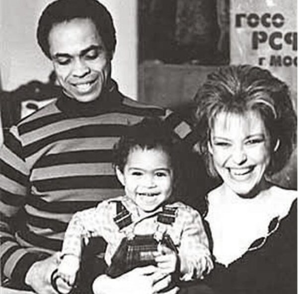 Как теперь выглядит Энтони Родд - темнокожий сын Ирины Понаровской, его жена и дети