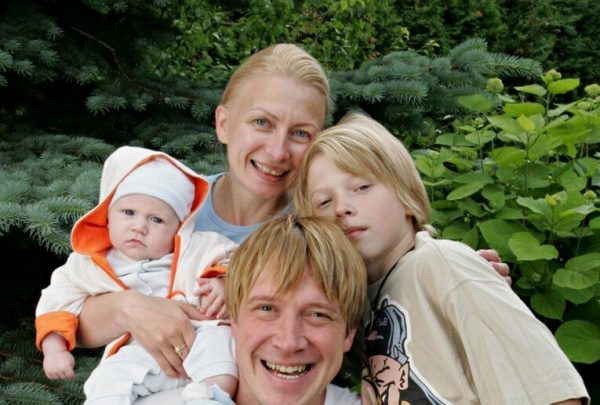 Андрей Кравченко и Алиса Кравченко с детьми