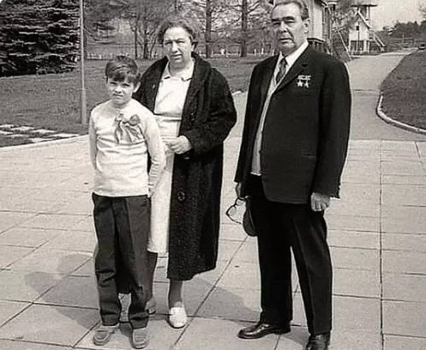 Леонид Брежнев с женой Викторией и внуком Андреем. Фото из открытого доступа 