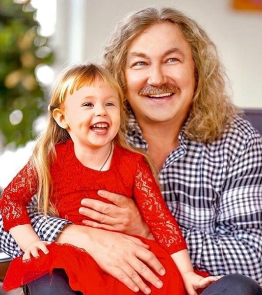 Игорь Николаев смеется с дочкой