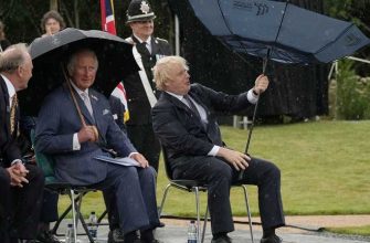 Борис Джонсон и его зонт. Фото apnews.com