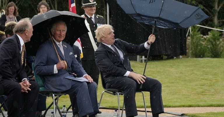 Борис Джонсон и его зонт. Фото apnews.com