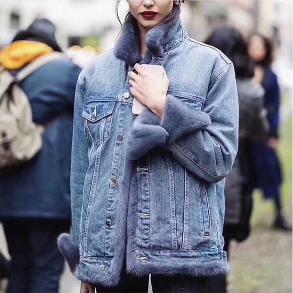 Самые модные женские джинсовые куртки на осень-зиму 2021-2022 года: последние тенденции и тренды. Фото стильных образов