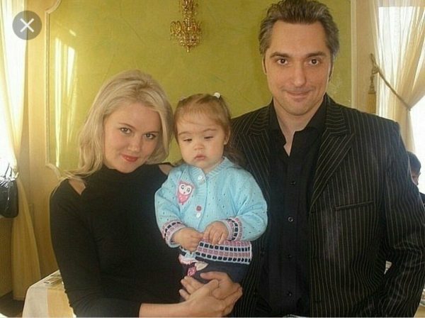 Михаил Горшенев с женой и дочкой