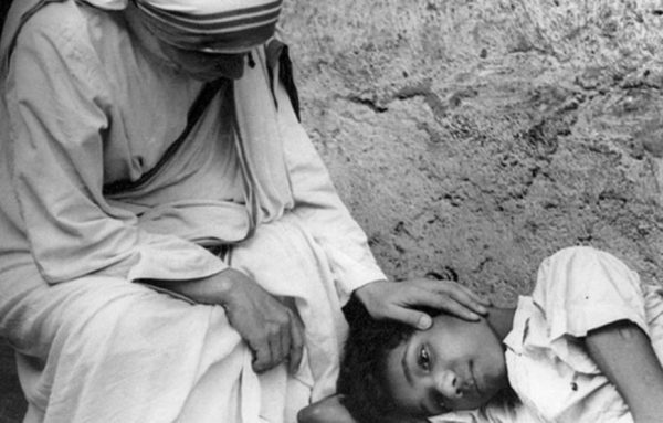 Мать Тереза возле тяжело больного мальчика. | Фото: osv.com.