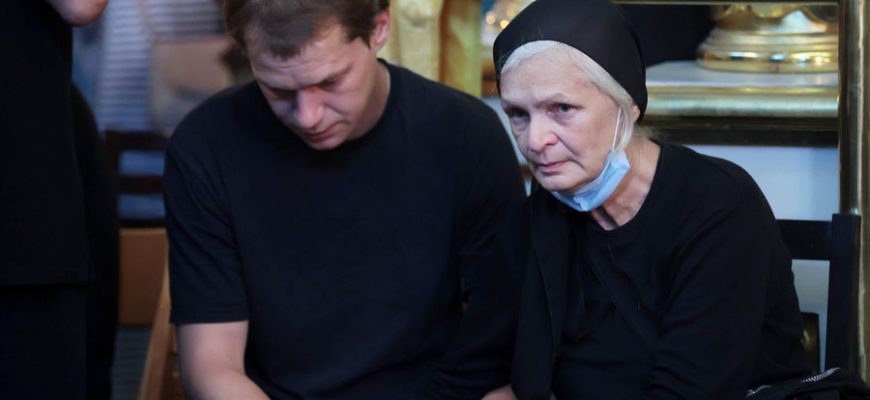 Ольга Мамонова с сыном на похоронах. Фото .gazeta.ru