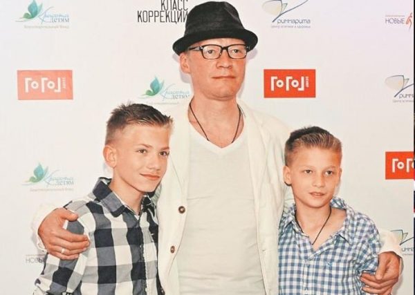 Алексей Серебряков с детьми 
