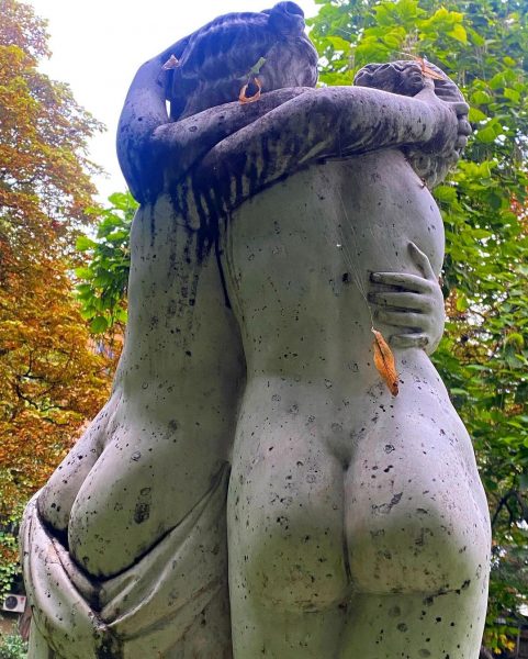 "Этой осенью стекающей по спине янтарем": Оксана Фандера показала  роскошные формы