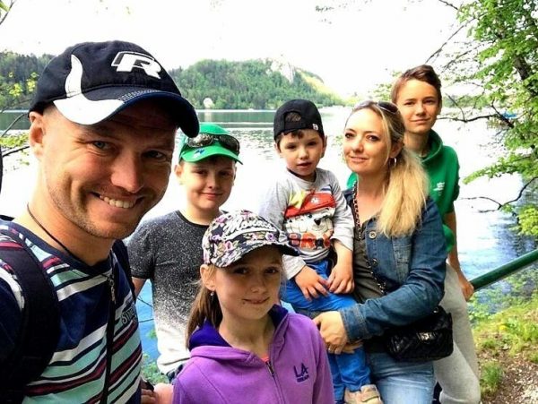 Роман Мальков с бывшей женой и детьми, фото:pulse.mail.ru