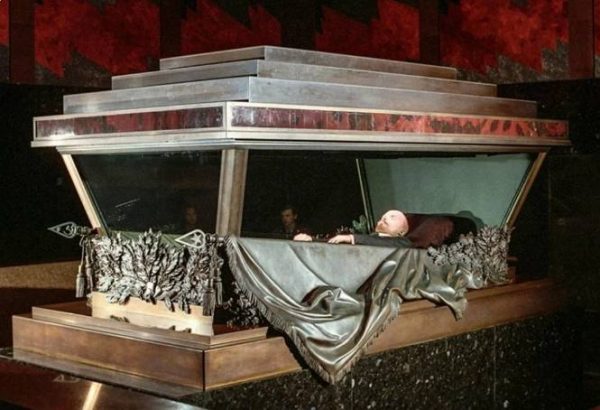 Саркофаг с телом Ленина. Фото РИА