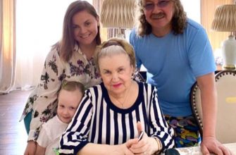 Семья Игоря Николаева, с ними живёт его мама Светлана Митрофанова. Фото Инстаграм