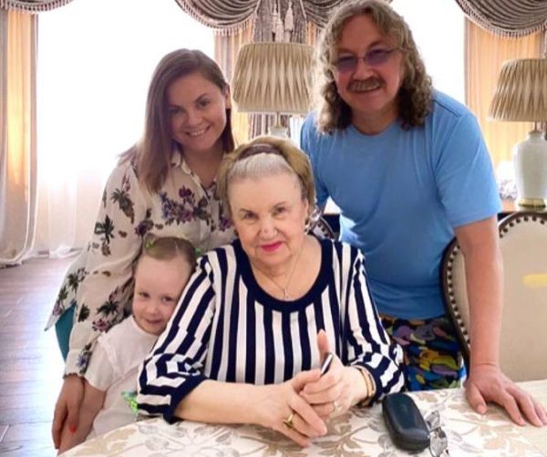 Семья Игоря Николаева, с ними живёт его мама Светлана Митрофанова. Фото Инстаграм