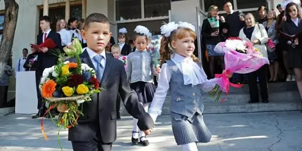 «Это танцы для взрослых, но никак не на 1 сентября!», - на школьную линейку пригласили восточную танцовщицу