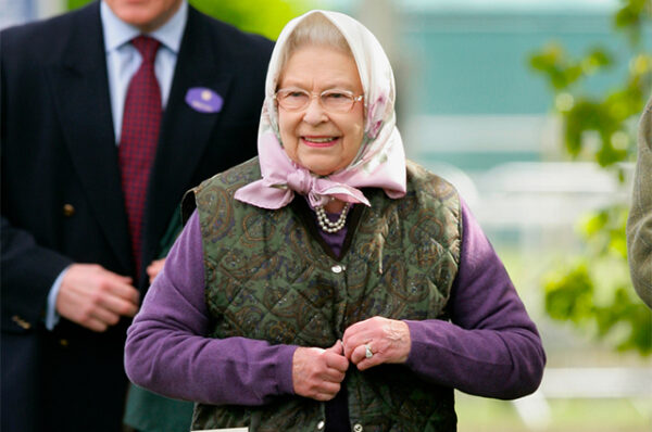 Королева Елизавета II на прогулке. Фото spletnik.ru