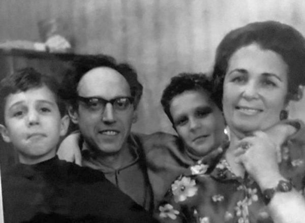 Игорь Верник в детстве с семьей. Фото kulturologia