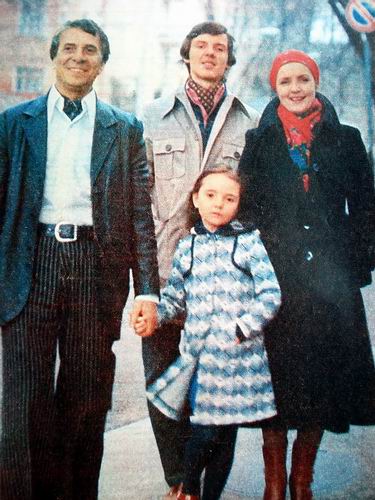 Константин Степанков и Ада Роговцева с детьми