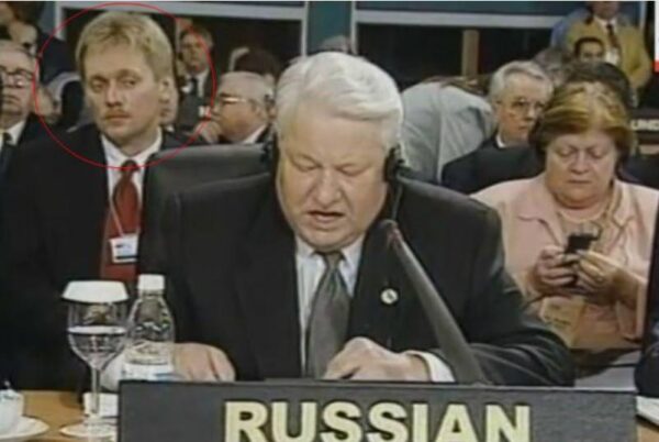 Борис Ельцин и Дмитрий Песков на саммите в 1999 году. Фото uznayvse.ru
