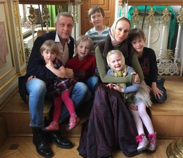 Полина Невзорова и Сергей Горобченко с младшими детьми. Фото Инстаграм