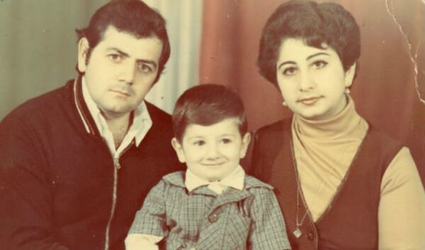 Миша Галустян в детсве с родителями. Фото uznayvse.ru