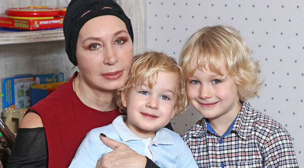 Татьяна Васильева с внуками, фото:bloknot.ru