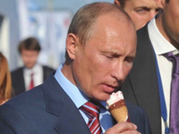 Президент не в силах отказаться от любимого мороженого, фото: kp.ru