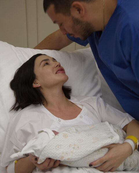 Ольга Серябкина с мужем и новорожденным в роддоме. Фото Инстаграм