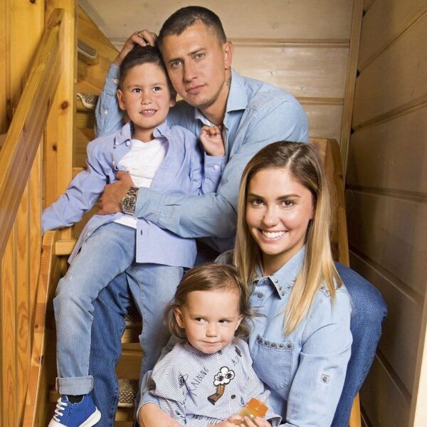 Павел Прилучный и Агата Муцениеце с детьми, фото:bloknot.ru