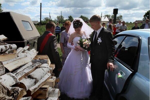 Деревенская свадьба: 30+ фото с безбашенных сельских гулянок, которые вызывают истерику