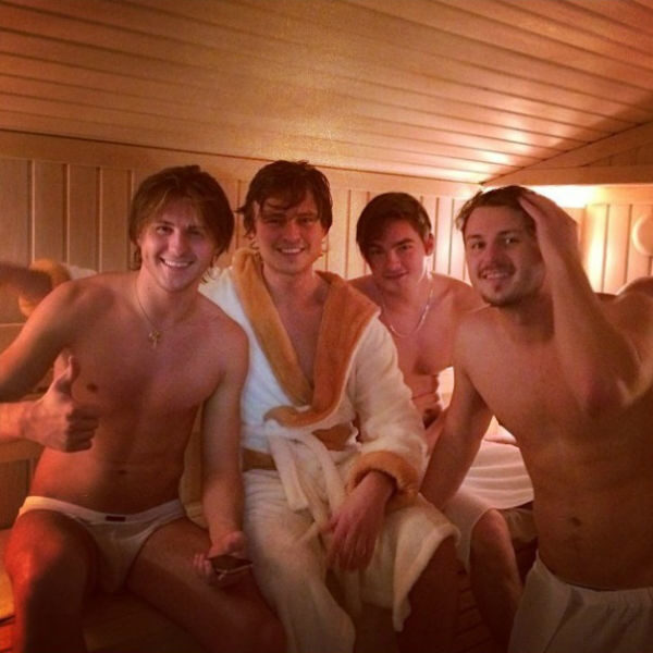Прохор Шаляпин с друзьями в бане. Фото starhit.ru