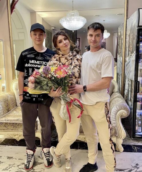 Анастасия Макеева с мужем и пасынком, фото:oglavnom.su
