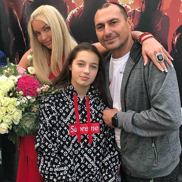 Волочкова и Ариадна с Игорем Вдовиным, отцом девочки. Фото cosmo.ru