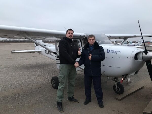 Александр Котовой с другом у самолёта. Фото Инстаграм
