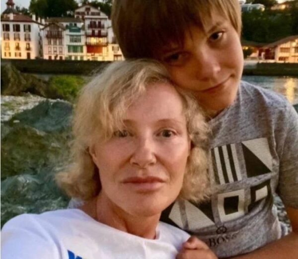 Ваня Хабенским с бабушкой. Фото Инстаграм