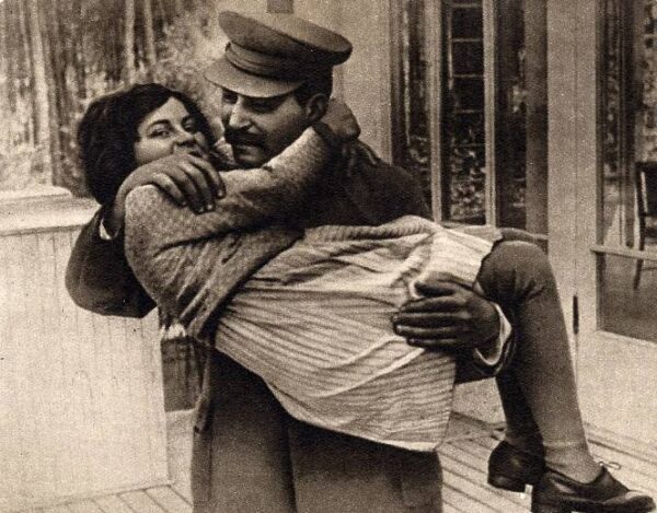 10-летняя дочь Сталина на руках у отца. Universal Images Group Editorial / Getty