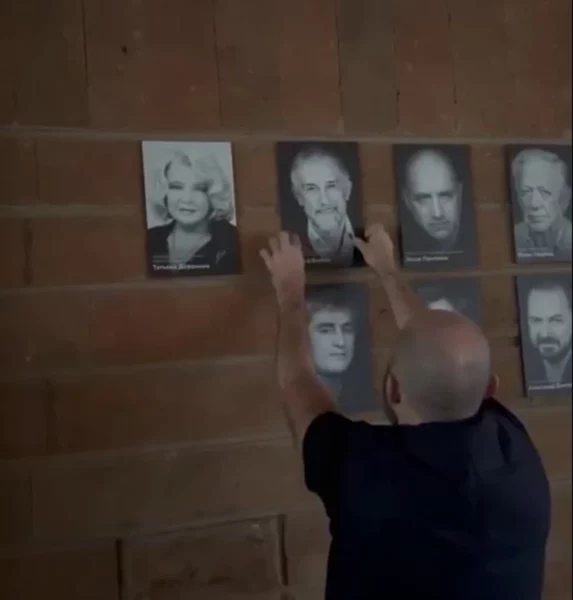 Владимир Кехман срывает портрет Боякова, кадр из видео
