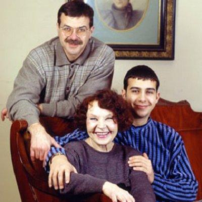Нина Ургант с сыном и внуком