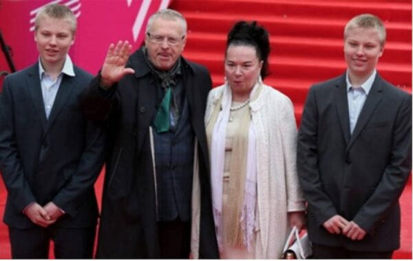 Владимир Жириновский с женой и внуками. Фото livejournal.com
