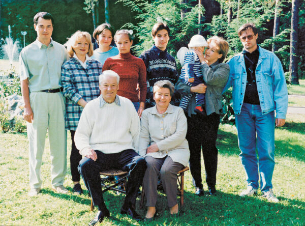 Борис и Наина Ельцины с семьёй