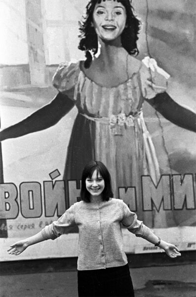 Людмила Савельева на фоне афиши фильма «Война и мир», 1966 год. Фото: РИА Новости/ Мирослав Муразов