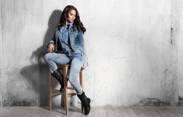 Самые модные женские джинсы 2022 года - последние тенденции и тренды, фото стильных образов