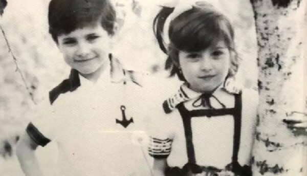 Анастасия Макеева с братом в детстве. Фото uznayvse.ru