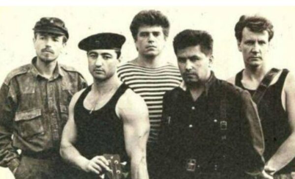 Группа "Любэ" в 80-е. Юрий Рипях в тельняшке во втором ряду. Фото © Facebook