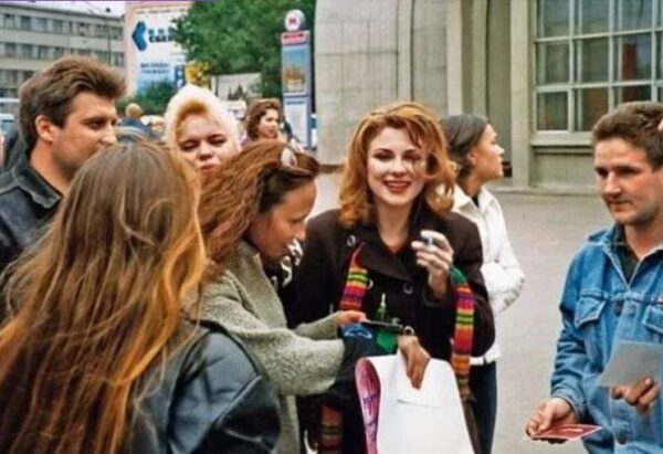 Лариса Черникова с поклонниками в 90-е. Фото uznayvse.ru