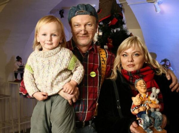 Виктор Бычков с женой Полиной и сыном. Фото rustars.tv
