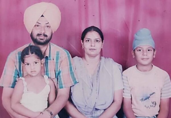 Харнааз Худху с родителями и братом. Фото indiatoday.in