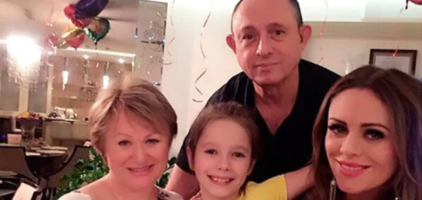Юлия Началова с дочкой и родителями 