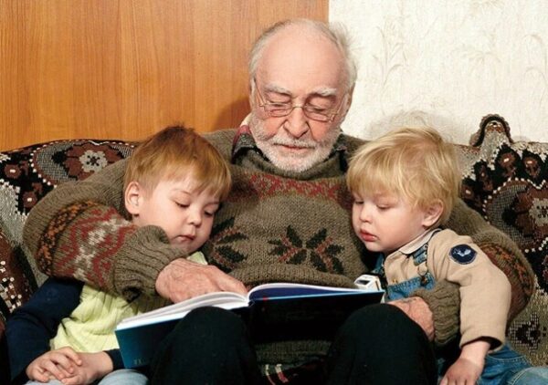 Вячеслав Тихонов с внуками