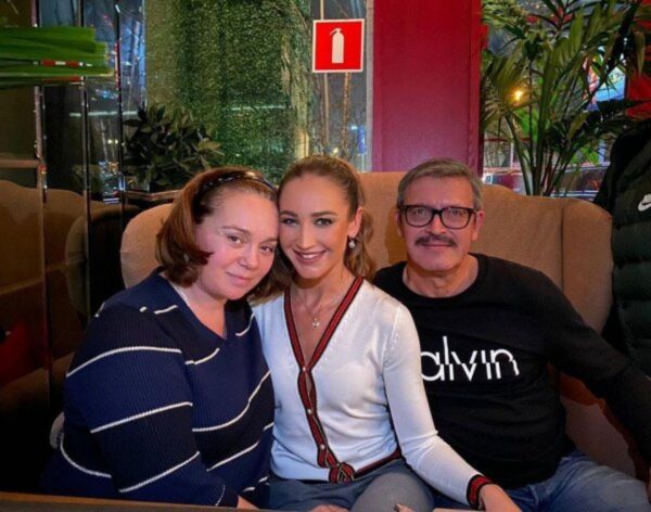 Ольга Бузова с родителями, фото:cosmo.ru